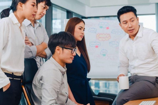 Hình ảnh minh họa người chơi đang kiểm soát tài chính và thời gian chơi cá cược tại 7club