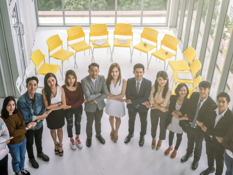 Hình ảnh một người chơi đang quản lý ngân sách cá cược của mình, tượng trưng cho việc quản lý tài chính thông minh khi chơi slot game tại 7club.